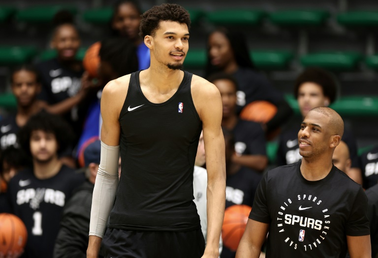 Victor Wembanyama (gauche) et Chris Paul (droite) durant l'entrainement des San Antonio Spurs avant le match face aux Indiana Pacers, pour le Nba Paris Game à l'Accor Arena le 20 janvier 2025