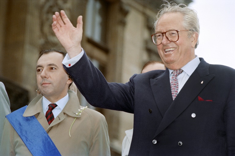 Le président du Front national Jean-Marie Le Pen, aux côtés de son numéro deux d'alors Bruno Mégret à Paris le 1er mai 1992