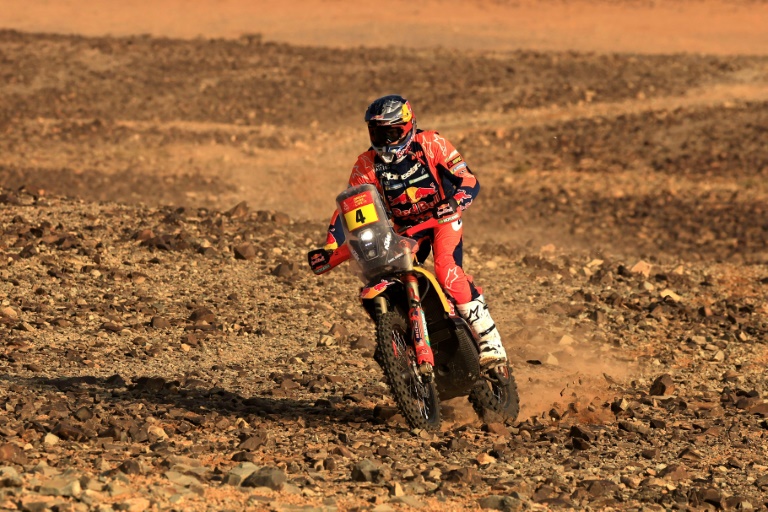 Le pilote moto australien Daniel Sanders, victorieux de la 7e étape du Dakar autour d'Al Duwadimi, le 12 janvier 2025