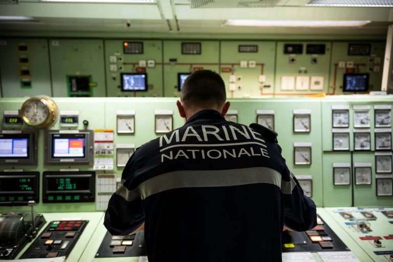 Un membre de la Marine française dans la salle de contrôle des machines de la frégate FS Ventose lors d'une mission dans les eaux internationales des Caraïbes, le 17 novembre 2024