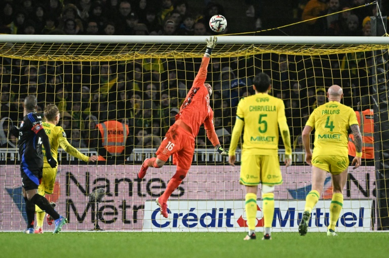 Le gardien nantais Anthony Lopes (centre) qui réalise un arrêt pendant le match de la 19e journée de L1 entre Nantes et Lyon à la Beaujoire le 26 janvier 2025