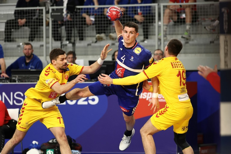 Le demi-centre des Bleus Aymeric Minne prend un tir face à la Macédoine du Nord, lors des championnats du monde de handball, à Varazdin en Croatie, le 25 janvier 2025