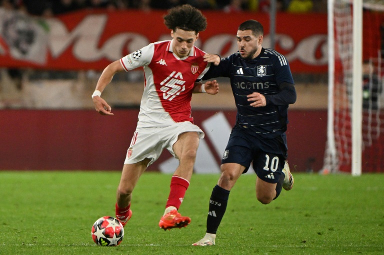 Le milieu monégasque Maghnes Akliouche (à gauche) à la lutte avec le défenseur d'Aston Villa Emiliano Buendia pendant le match de la septième journée de Ligue des champions mardi au Stade Louis II de Monaco.