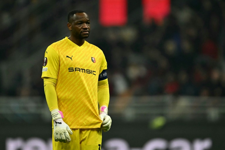 Le gardien rennais Steve Mandanda lors du match de Ligue Europa contre l'AC Milan, le 27 février 2024, à Milan