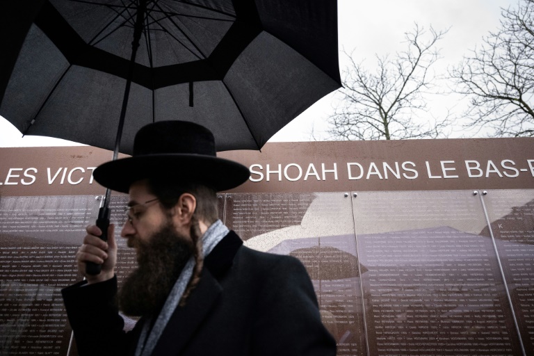 Harold Avraham Weill, grand rabbin de Strasbourg et du Bas-Rhin, devant le mur des noms inauguré à Strasbourg, le 27 janvier 2025