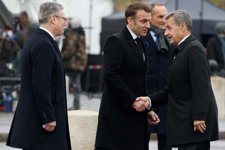 Nicolas Sarkozy avec Emmanuel Macron lors de la visite du Premier ministre britannique Keir Starmer, lors du 106e anniversaire de l'armistice de la première guerre mindiale, le 11 novembre 2024 à Paris