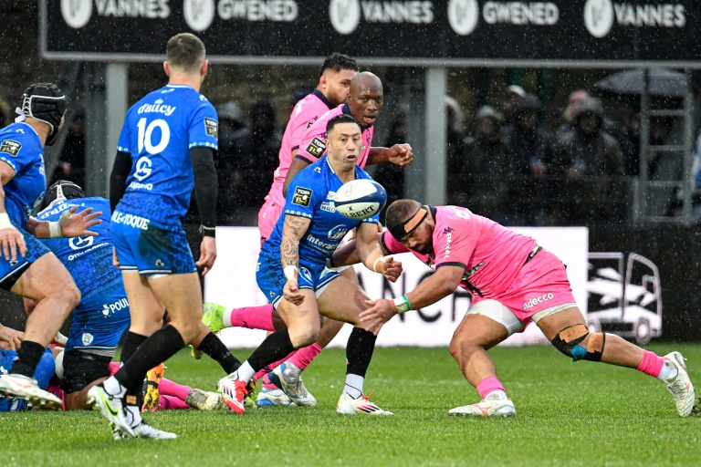 Le demi de mêlée néo-zélandais de Vannes Michael Ruru (C) lors de la victoire face au Stade français (33-28), le 25 janvier 2025 au Stade de la Rabine à Vannes