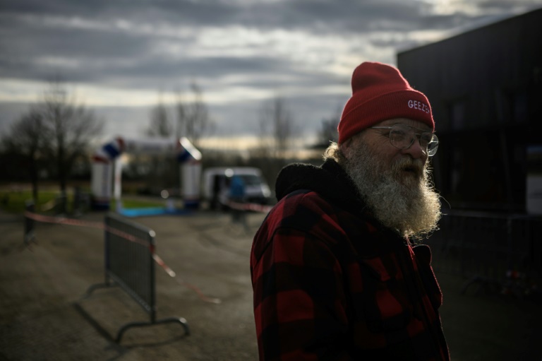 Gary Cantrell, également connu sous le nom de Lazarus Lake, concepteur de courses d’endurance et créateur du légendaire Barkley Marathon, pose le 24 janvier 2025 à Castanet-Tolosan, près de Toulouse, où il est venu donner le départ d'une course de son invention