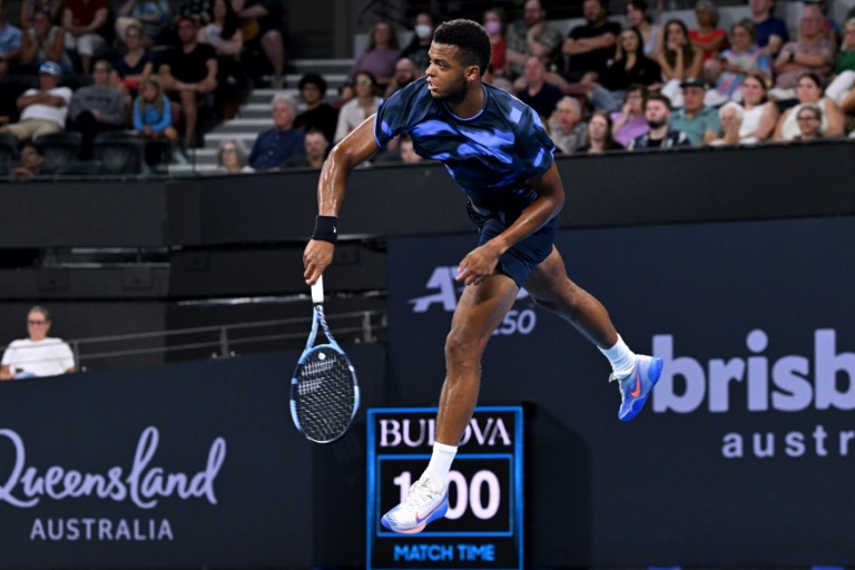 Giovanni Mpetshi Perricard au service lors de la demi-finale du tournoi ATP 250 de Brisbane, le 4 janvier 2025