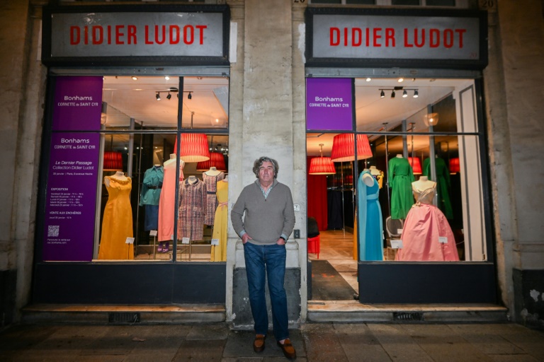 Le collectionneur de mode Didier Ludot pose devant sa boutique du Palais-Royal, à Paris, le 8 janvier 2025