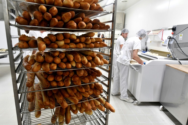 Des détenus dans une boulangerie installée au Centre de détention de Châteaudun, le 8 janvier 2025 en Eure-et-Loire