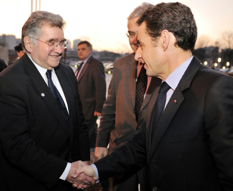 Claude Allègre, à gauche, saluant l'ex président de la République Nicolas Sarkozy, à droite, à Paris, le 9 décembre 2008