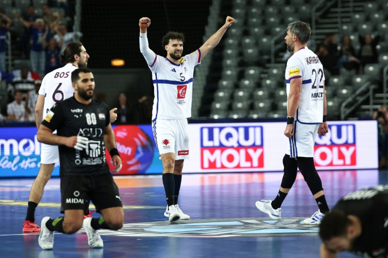 Le Français Nedim Remili (c) lève les bras après la victoire sur le fil contre l'Egypte (34-33) en quart de finale du Mondial, le 28 janvier 2025 à Zagreb