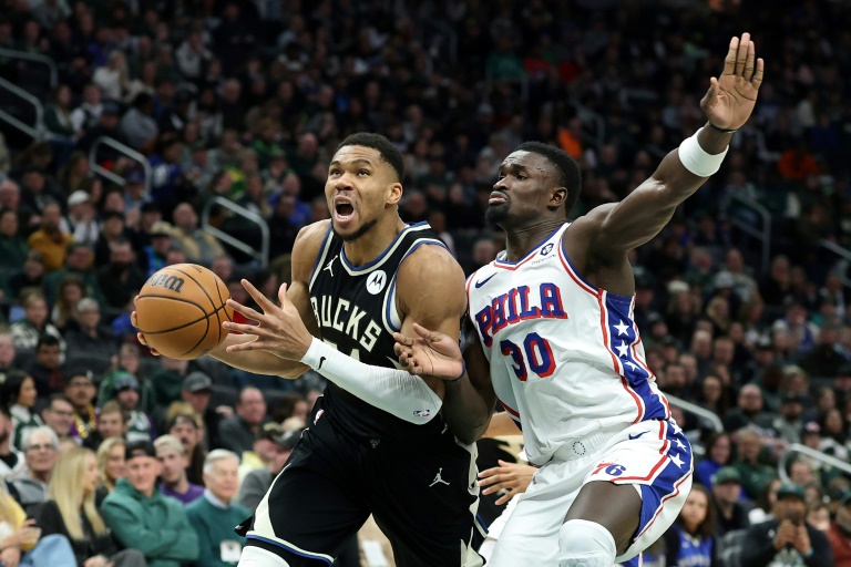 Giannis Antetokounmpo (gauche) lors du match NBA des Bucks contre les Philadelphia 76ers le 19 janvier 2025 à Milwaukee