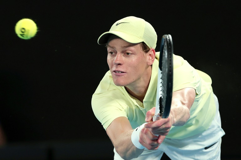 L'Italien Jannik Sinner en quart de finale de l'Open d'Australie contre l'Australien Alex De Minaur le 22 janvier 2025 à Melbourne