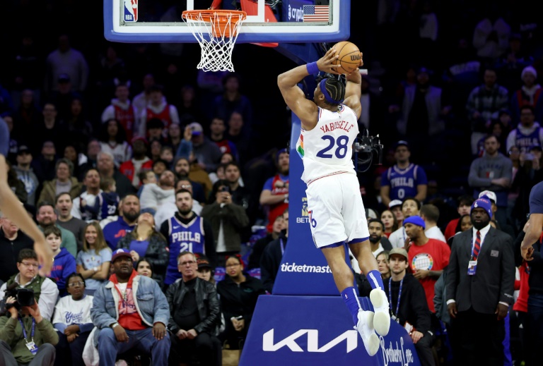 Le Français Guerschon Yabusele, des Sixers, s'apprête à dunker lors d'un match de saison régulière contre les Washington Wizards, le 8 janvier 2025 à Philadelphie