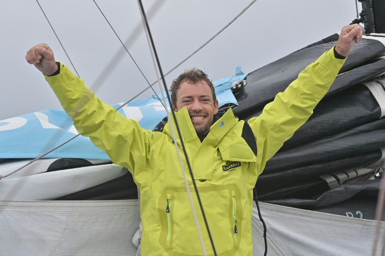 La joie de Thomas Ruyant après avoir fini le Vendée Globe, le 25 janvier 2025 aux Sables-d'Olonne