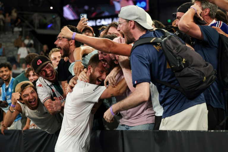 Corentin Moutet dans les bras des supporters français après sa victoire sur Alexei Popyrin au 1er tour de l'Open d'Australie le 14 janvier 2025 à Melbourne