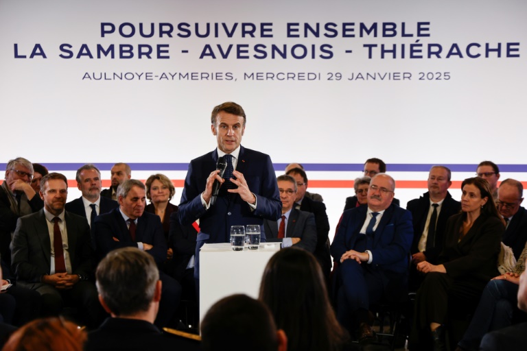 Emmanuel Macron (c) prononce un discours au pôle culturel de Aulnoye-Aymeries (Nord), le 29 janvier 2025