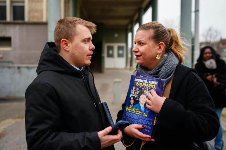 Le député insoumis Louis Boyard en campagne dans le cadre de la municipale anticipée de Villeneuve-Saint-Georges, dans le Val-de-Marne, reçoit le soutien de la présidente du goupe LFI à l'Assemblée Mathilde Panot, Villeneuve-Saint-Georges le 18 janvier 2025.