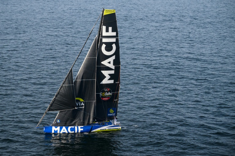 Charlie Dalin à bord de Macif, le 10 novembre 2024 au large des Sables-d'Olonne