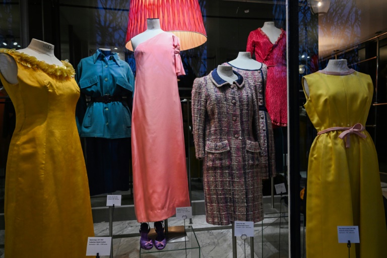 Des pièces de haute couture appartenant au collectionneur de mode français Didier Ludot, dans sa boutique des Galeries du Palais-Royal à Paris, le 8 janvier 2025