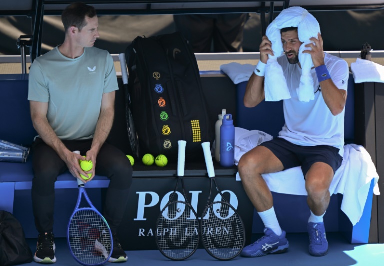 Novak Djokovic (à droite) et son nouveau coach Andy Murray lors d'un entraînement à Melbourne avant l'Open d'Australie, le 11 janvier 2025.