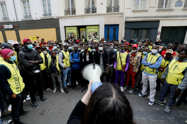 Des livreurs de la société Frichti, parmi lesquels des étrangers sans-papiers, manifestent le 8 juin 2020 à Paris pour demander leur réintégration et la régularisation de leur situation