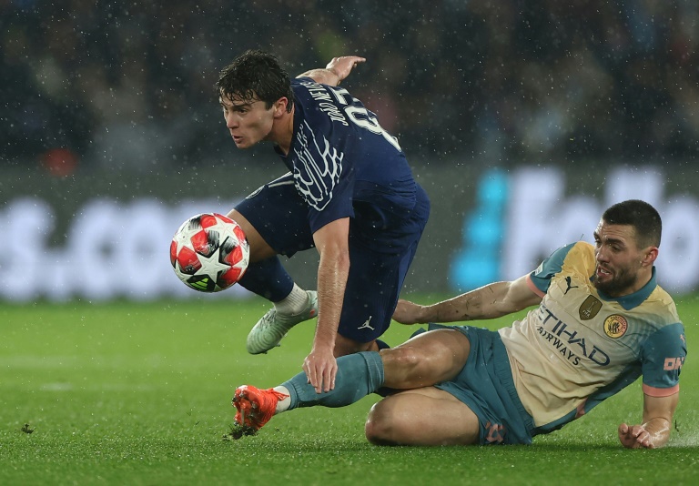 Le milieu portugais du Paris SG Joao Neves (à gauche) lors du match de Ligue des champions contre Manchester City le 22 janvier 2025 à Paris