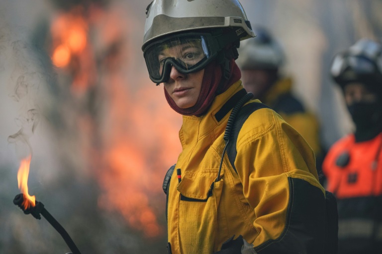 Une équipe de pompiers sur un chantier de brûlage dans une forêt de Bages, près de Narbonne dans l'Aude, le 18 janvier 2025