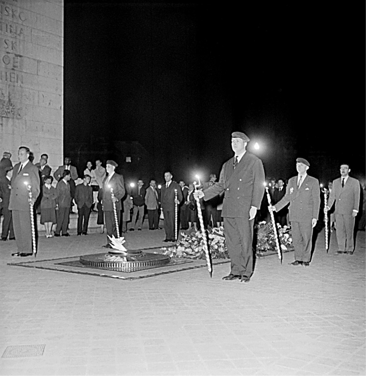 Jean-Marie Le Pen (3e de droite), entouré des membres du Front National des Combattants, participe le 08 mai 1958 sous l'Arc de Triomphe à Paris, à une veillée à l'occasion du 4e anniversaire de la bataille de Dien Bien Phu