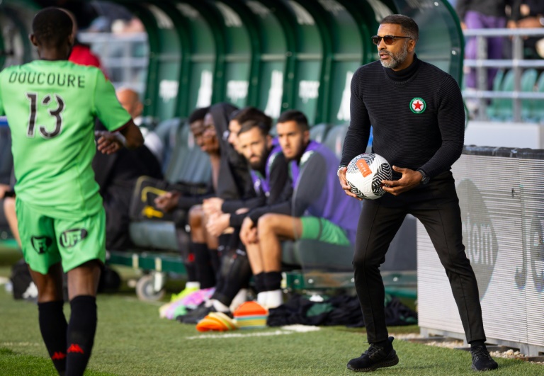 Le nouvel entraîneur de Rennes, Habib Beye (droite), ici quand il entraînait le Red Star en National, le 8 mai 2024 à Saint-Ouen (Seine-Saint-Denis)