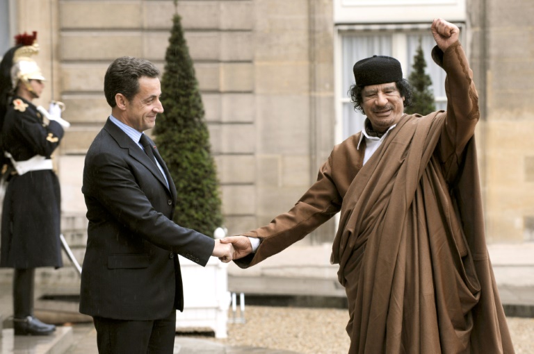 Le dictateur libyen Mouammar Kadhafi reçu à l'Elysée par Nicolas Sarkozy le 10 décembre 2007