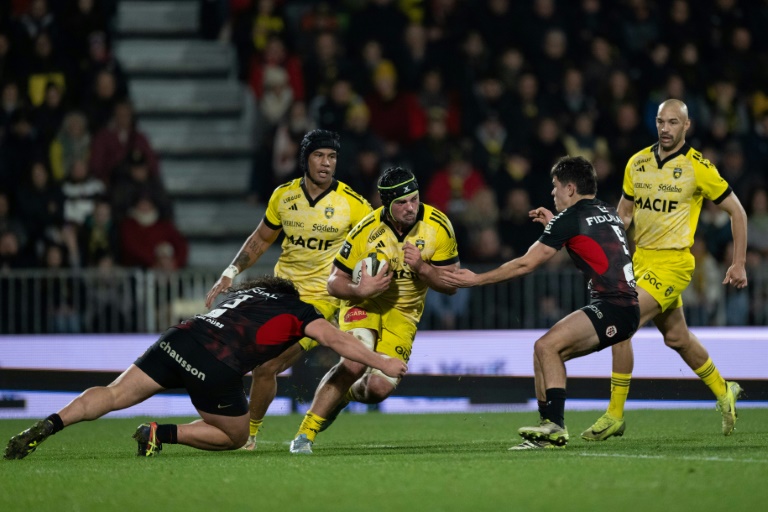 Le troisième ligne rochelais Gregory Alldritt (C) avec le ballon face à Toulouse, à La Rochelle, le 4 janvier 2025