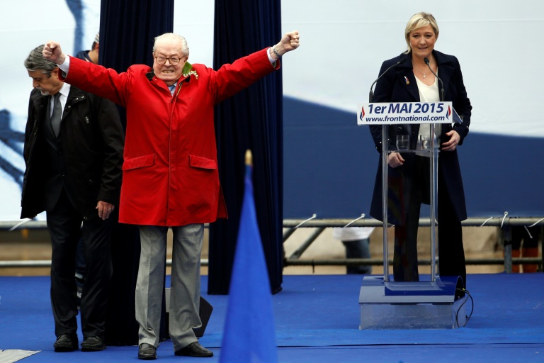 Jean-Marie Le Pen, à gauche, et sa fille Marine, à droite, le 1er mai 2015, à Paris