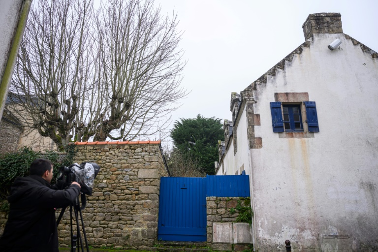 Des journalistes filment la maison familiale des Le Pen à la Trinité-sur-mer, en Bretagne, le jour du décès de Jean-Marie Le Pen, le 7 janvier 2025