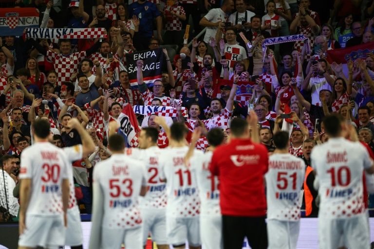 Les supporteurs croates applaudissent leur équipe après sa victoire en quart de finale du Mondial de handball contre la Hongrie, le 28 janvier 2025 à Zagreb