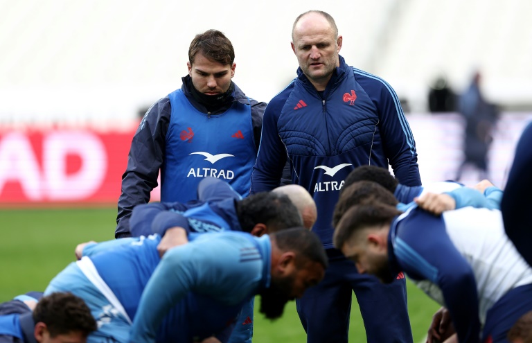 Antoine Dupont (à gauche) avec le co-entraîneur de la conquête de l'équipe de France William Servat, à l'entraînement au Stade de France de Saint-Denis, le 30 janvier 2025.