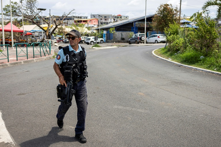 Un gendarme français patrouille dans une rue de Dzaoudzi, à Mayotte, le 28 décembre 2024