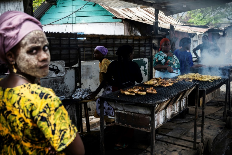 Des femmes préparent des grillades le 1er janvier 2025 à Chicoli (Mayotte)