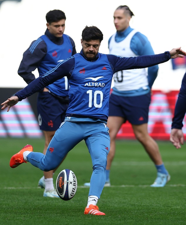 L'ouvreur Romain Ntamack sur la pelouse du Stade de France à la veille du match du Tournoi contre les Gallois le 30 janvier 2025 à Saint-Denis