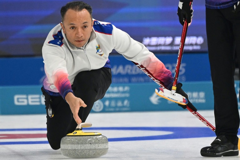 Alan Frei, membre de l'équipe de curling des Philippines face au Kazakhstan, lors des Jeux asiatiques d'hiver, le 10 février 2025 à Harbin en Chine