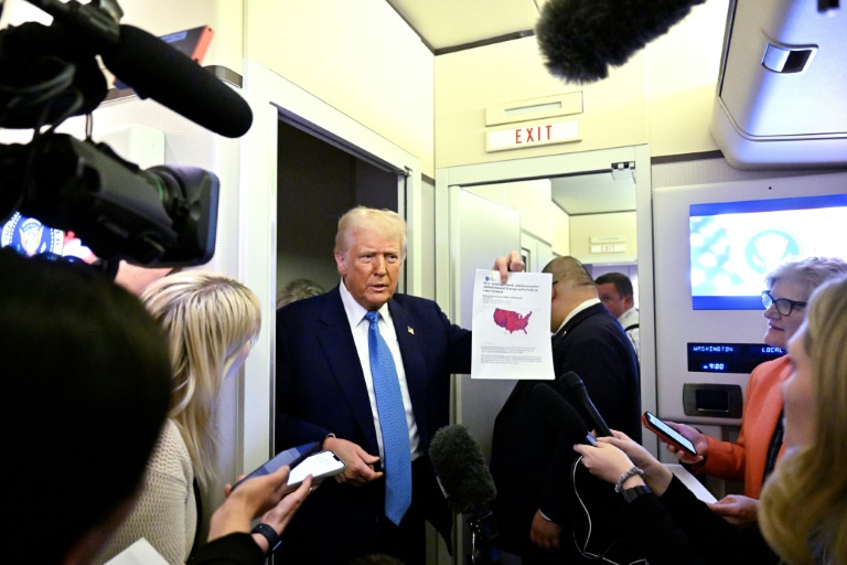 Le président américain Donald Trump parle avec des journalistes à bord d'Air Force One depuis Miami, en Floride, à destination de Washington, le 19 février  2025