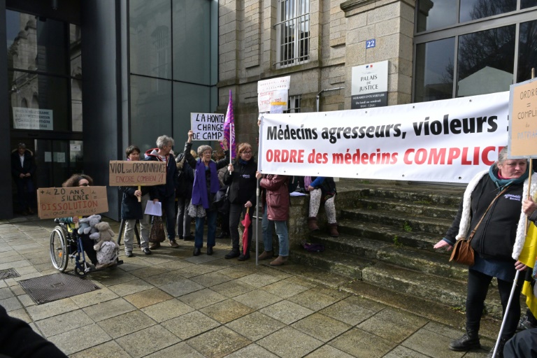 Des manifestants devant le tribunal correctionnel de Vannes, le 24 février 2025, le jour de l'ouverture du procès du chirurgien à la retraite Joël Le Scouarnec