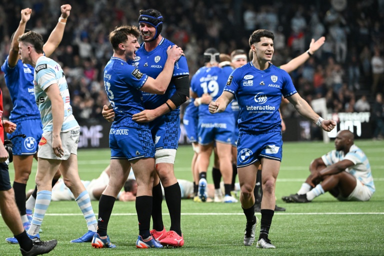 Les joueurs de Vannes célèbrent leur victoire face au Racing 92, à Nanterre, le 15 février 2025