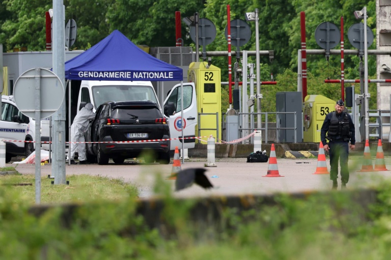 Un médecin légiste sur le site d'une attaque à la voiture bélier contre un fourgon pénitentiaire, au péage routier à Incarville, dans l'Eure, le 14 mai 2024