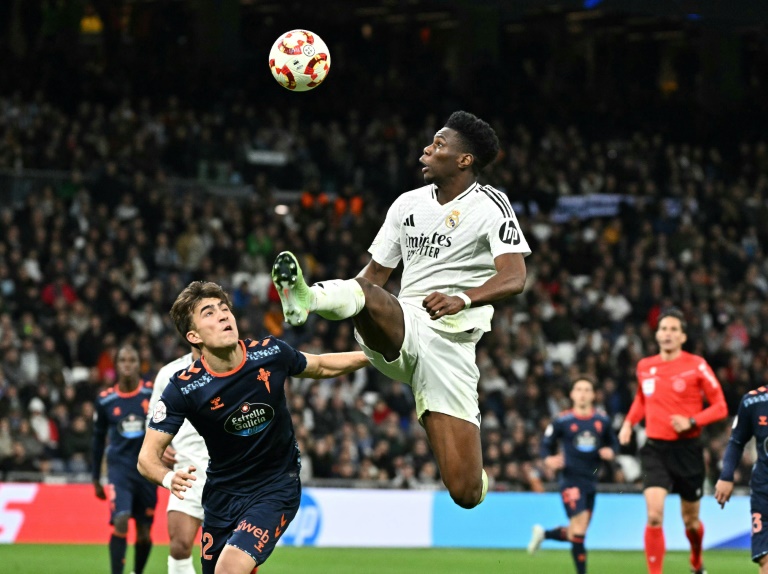 Le milieu de terrain du Real Madrid Aurélien Tchouameni (au centre) lors du match de Coupe du Roi contre le RC Celta de Vigo au stade Santiago Bernabeu à Madrid le 16 janvier 2025.