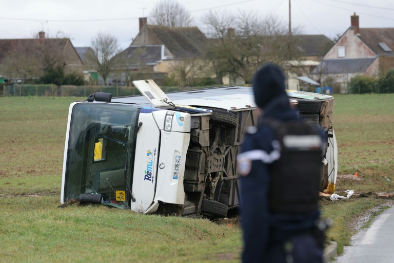 Un gendarme devant le bus scolaire accidenté à Jallans, en Eure-et-Loir, le 30 janvier 2025