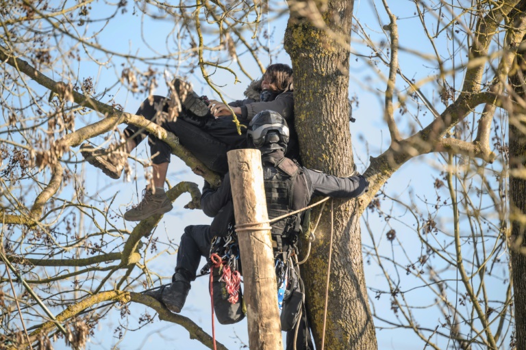 La gendarmerie mène une nouvelle opération visant à évacuer un campement de militants écologistes opposés à la construction de la ligne LGV Bordeaux-Toulouse près de Saint-Jory, au nord de Toulouse le 4 février 2025