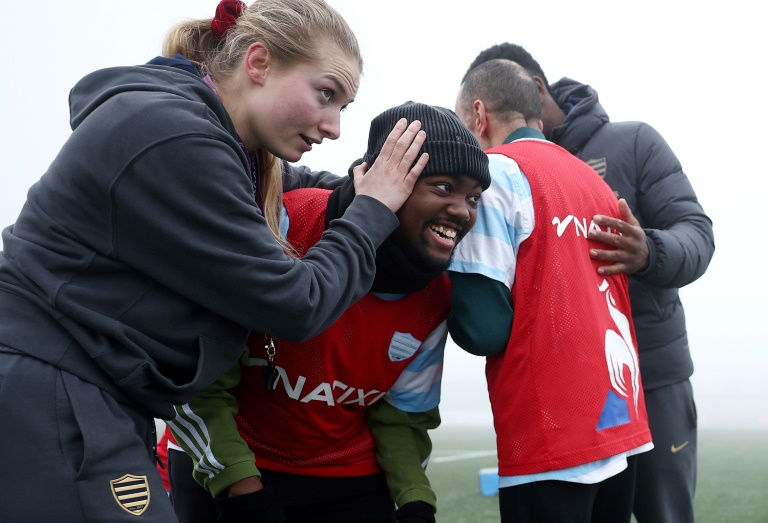 Maya Rigou (g), joueuse de l'équipe féminine du Racing 92, encadre un entraînement de la section sport adapté du club, le 5 février 2025 au Plessis-Robinson